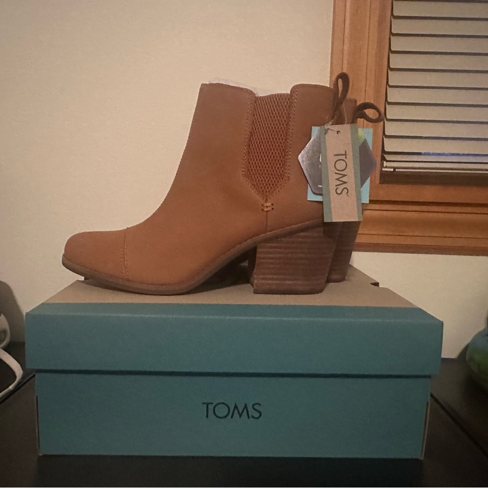 - Tom’s Everly boots. Size 8